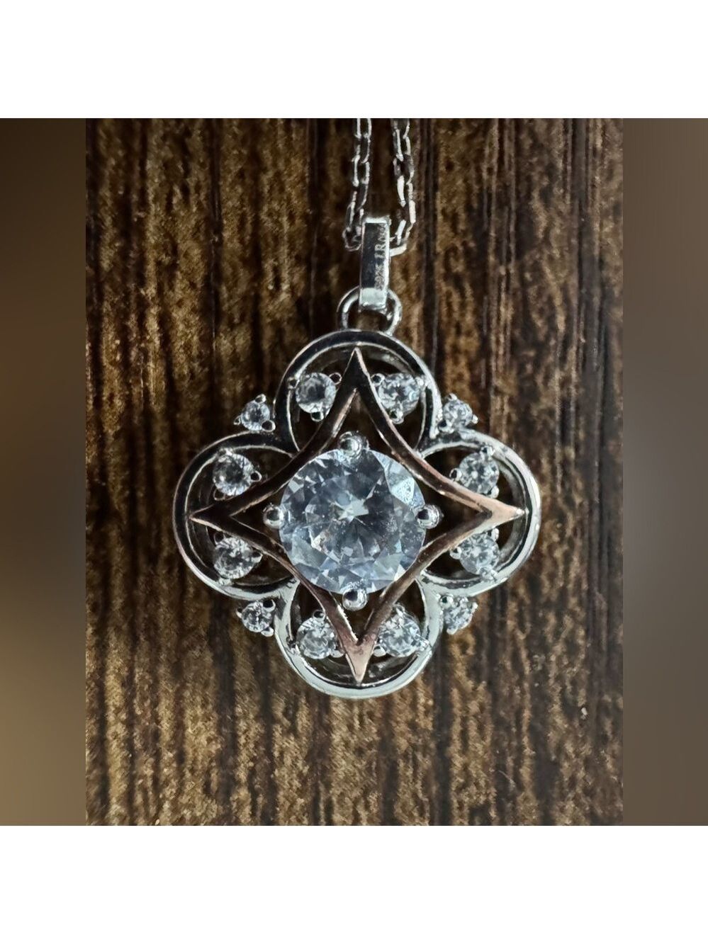 Silver necklace with flower pendant 925